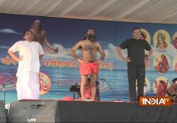 Baba Ramdev doing yoga along with Rajat Sharma